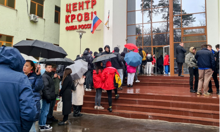 Người dân Nga xếp hàng hiến máu cho nạn nhân trong vụ khủng bố khiến ít nhất 143 người chết