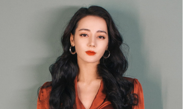 Tin tức sao Hoa ngữ mới nhất ngày 24/3: Fan Địch Lệ Nhiệt Ba bức xúc vì trang phục của thần tượng quá xấu