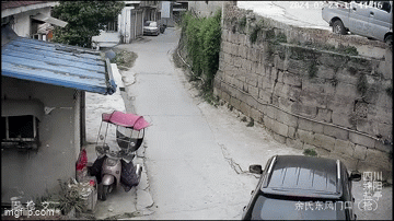  "Nổi da gà " khoảnh khắc bé trai bị ô tô cuốn vào gầm và cái kết đầy bất ngờ