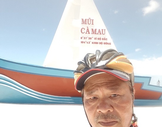 Đạp xe xuyên Việt hơn 2000km, người đàn ông 65 tuổi khiến giới trẻ thán phục bởi nghị lực phi thường