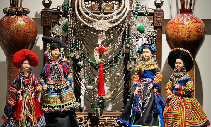 [E] Người “thổi hồn” vào búp bê mang trang phục 54 dân tộc Việt Nam - 4