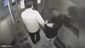 Đang chụp ảnh trong thang máy, người phụ nữ gặp sự cố