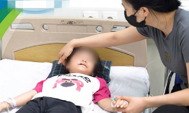 Vụ bé gái bị chó thả rông tấn công: Người mẹ bủn rủn khi nhìn thấy con