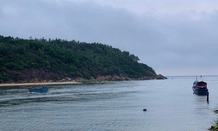 Thiếu niên 17 tuổi bị sóng cuốn mất tích khi tắm biển