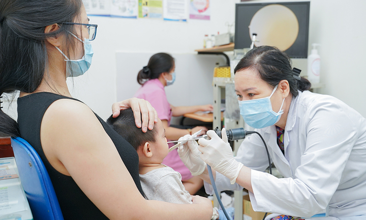 Thời tiết thay đổi, nhiều trẻ em nhập viện vì viêm phế quản tăng vọt