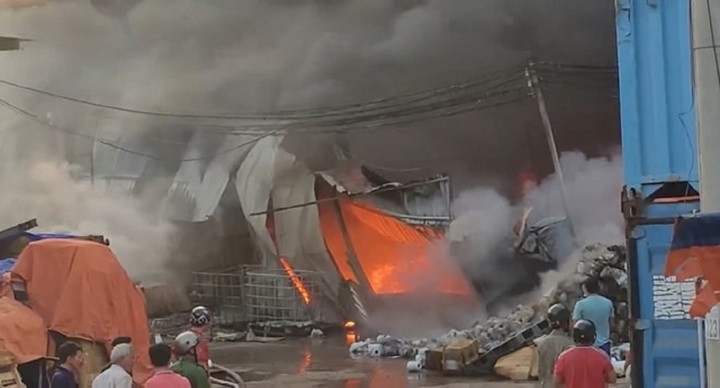 Bình Dương: Cháy lớn ở nhà xưởng cho thuê