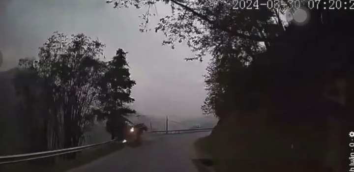 Đang đi, xe tải bất ngờ lật nghiêng rồi lao xuống vực sâu 100m ở Lào Cai