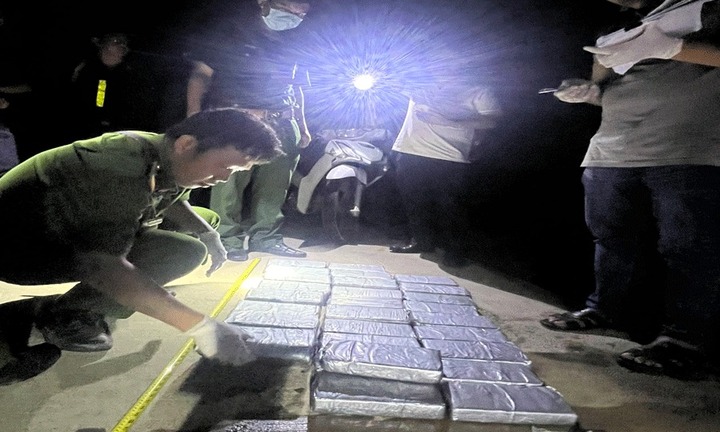 Phát hiện 84kg nghi ma túy trôi dạt trên bờ biển Tiền Giang