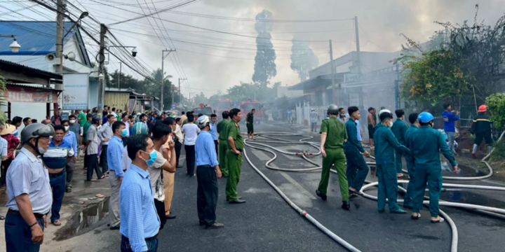 Tin nóng 24h hôm nay ngày 1/4: Cháy lớn khiến 4 căn nhà bị thiêu rụi ở An Giang