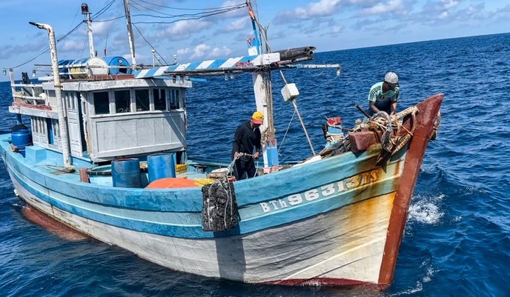 Tin thời sự nóng mới nhất ngày 2/4: Hải quân cứu 8 ngư dân trôi dạt trên biển