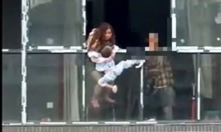 “Cơm không lành canh không ngọt” với mẹ chồng, con dâu ném con ra ngoài cửa sổ tầng 22