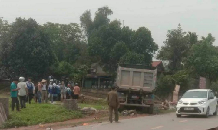 Nam sinh Bắc Giang tử vong sau va chạm với xe đầu kéo