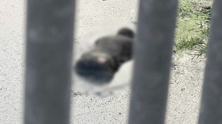 Phát hiện thi thể người đàn ông mặc áo màu đen có dòng chữ 