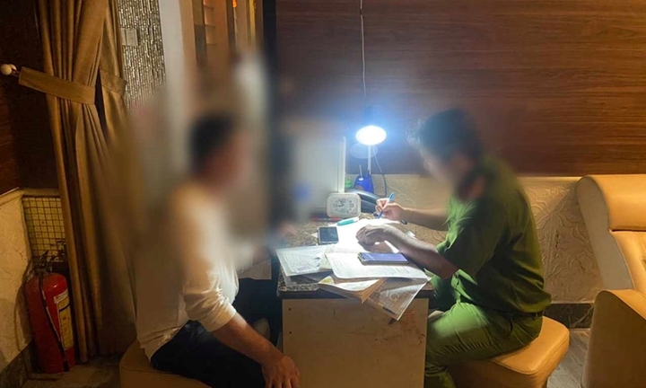 Phát hiện 2 nữ nhân viên chăm sóc khách hàng từ