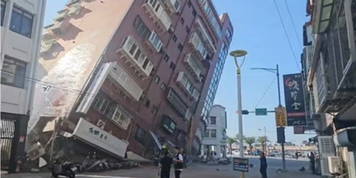 Video: Cảnh tượng từng mảnh vỡ tòa nhà rơi xuống trong trận động đất ở Đài Loan (Trung Quốc)