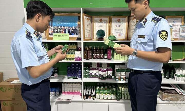 Xử phạt 2 shop bán hàng qua mạng không thông báo chính quyền