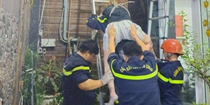 Tin nóng 24h hôm nay ngày 5/4: Cảnh sát dùng dây thang cứu người phụ nữ rơi từ tầng 3