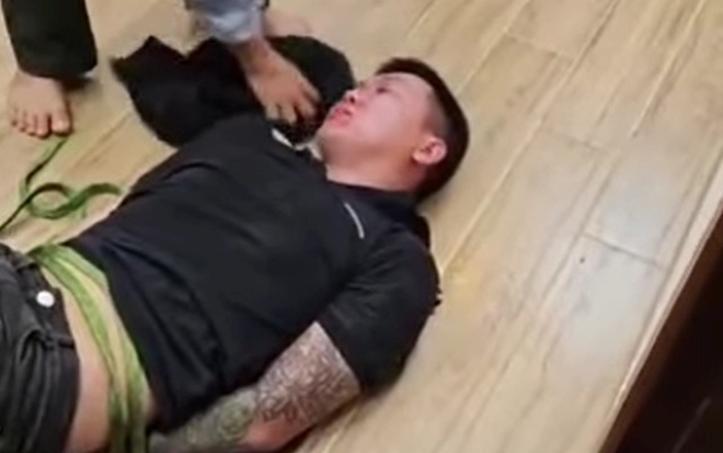 Bắt đối tượng lẻn vào phòng tắm nấp, chờ chủ nhà đi ngủ rồi lao ra tấn công