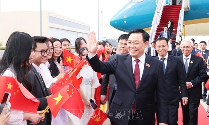 Chủ tịch Quốc hội Vương Đình Huệ đến thủ đô Bắc Kinh, bắt đầu thăm chính thức nước CHND Trung Hoa