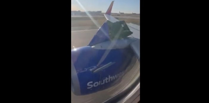 Kinh hoàng khoảnh khắc máy bay bung vỏ động cơ khi cất cánh