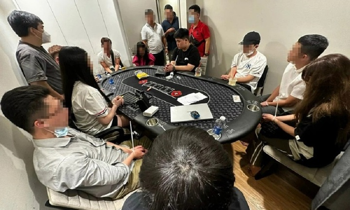 Nhiều sinh viên đại học danh tiếng đánh bạc poker trá hình trong chung cư cao cấp