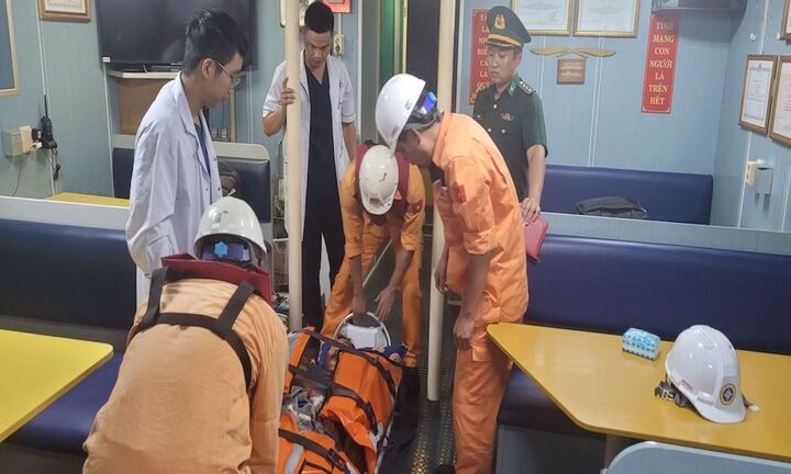 Cứu nạn khẩn cấp ngư dân gặp nạn tại khu vực quần đảo Hoàng Sa