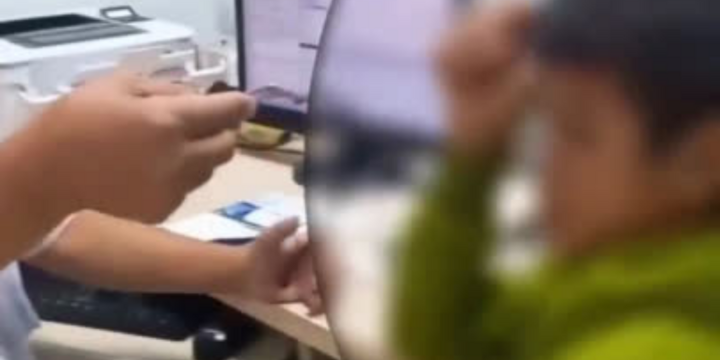 Máu chảy rả rích, thiếu niên 15 tuổi được gắp thứ