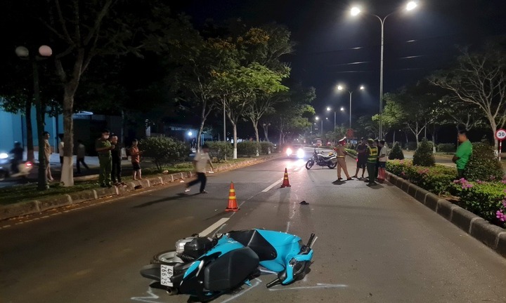 Thanh niên 23 tuổi tông CSGT bị thương rồi bỏ xe lại, trốn khỏi hiện trường