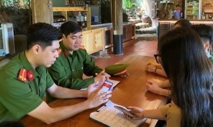  Kịp thời ngăn 2 cụ già mang hàng trăm triệu đồng nộp cho đối tượng lừa đảo