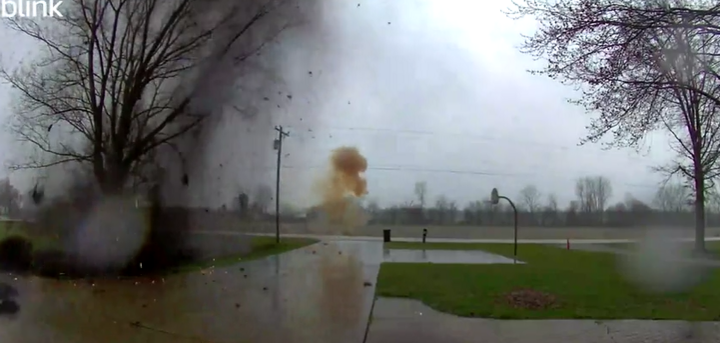 Sét đánh trúng cây tạo ra tia lửa sáng, đất đá bị hất tung