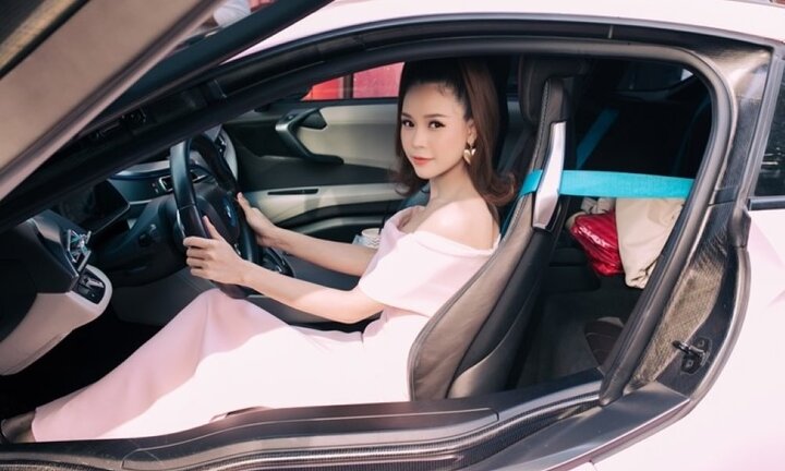 Soi khối tài sản khủng của hotgirl Sam: Hai tay hai việc, có tháng kiếm đủ tiền mua được nhà