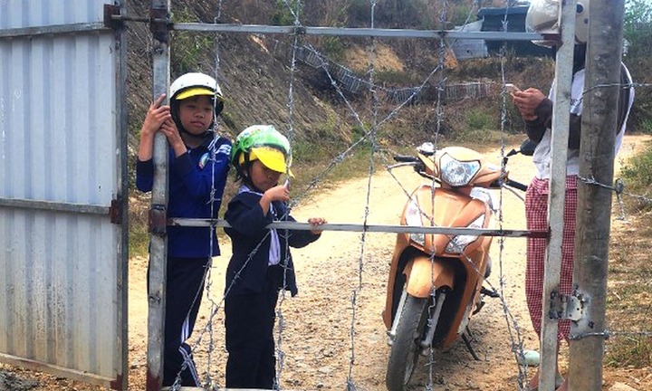Thông tin mới nhất vụ học sinh chui rào kẽm gai đến trường ở Lâm Đồng
