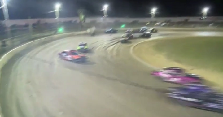 Va chạm kinh hoàng, xe đua bị hất bay lên không trung