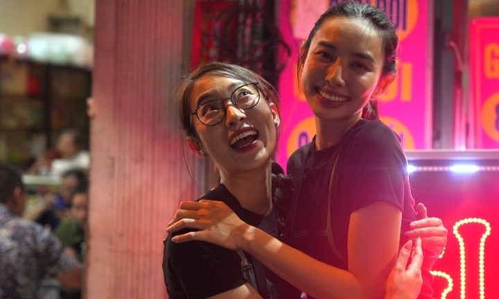 Khánh Vy được Thùy Tiên dẫn đi làm phục vụ tại chợ Phùng Hưng