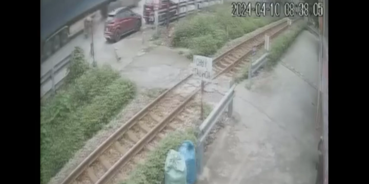 Video: Không quan sát, cô gái bị tàu hỏa tông trúng khi băng qua đường ray