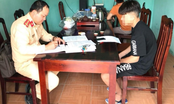 Điều khiển xe máy bốc đầu, nam thiếu niên bị triệu tập