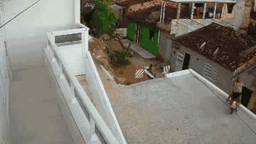 Nữ tài xế thoát chết trong gang tấc sau cú lao xe kinh hoàng