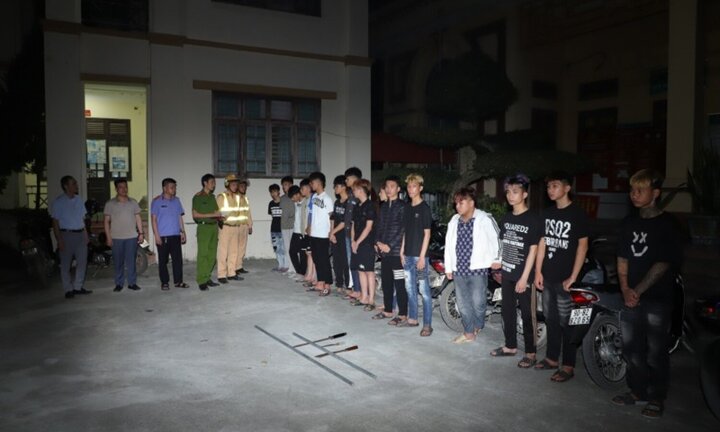 Tin tức pháp luật mới nhất ngày 14/4: Tạm giữ 18 thanh niên mang dao phóng lợn náo loạn đường phố