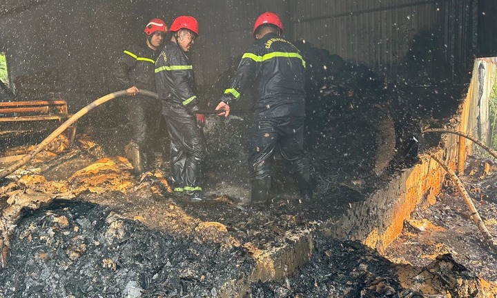 Bình Dương: Hỏa hoạn tại công ty sản xuất bao bì, cứu hỏa xuyên đêm dập lửa