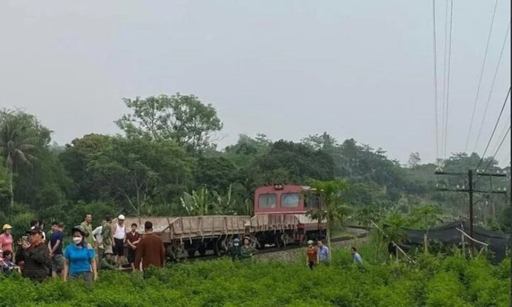 Đi xe đạp điện băng qua đường sắt, hai chị em gái tử vong thương tâm