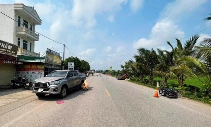 Va chạm với xe ô tô, hai nữ sinh viên tử vong khi về thăm nhà bạn học