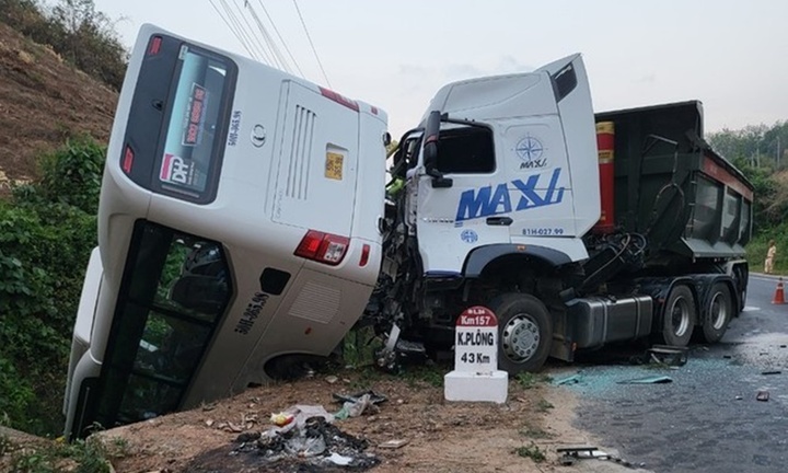 Vụ tai nạn xe khách ở Kon Tum: Tài xế xe tải nói gì?