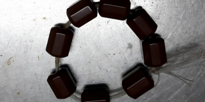 Bệnh nhân nuốt vòng đá vào dạ dày vì...ngủ quên, chuyên gia cảnh báo