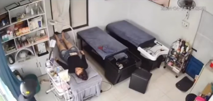 Người phụ nữ bị trộm vào cửa hàng  "cuỗm " điện thoại khi đang ngủ say