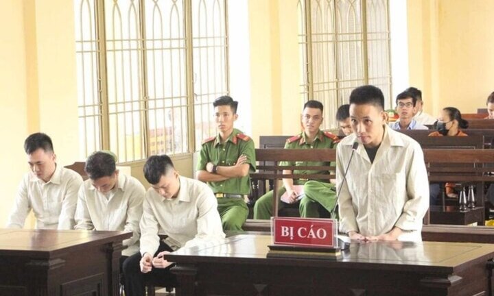 Nhóm thanh niên nhận