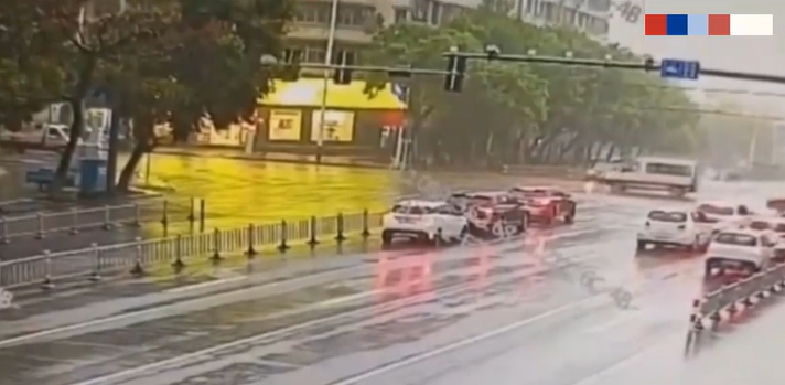 Xe điên hất tung 3 ô tô đang dừng đèn đỏ