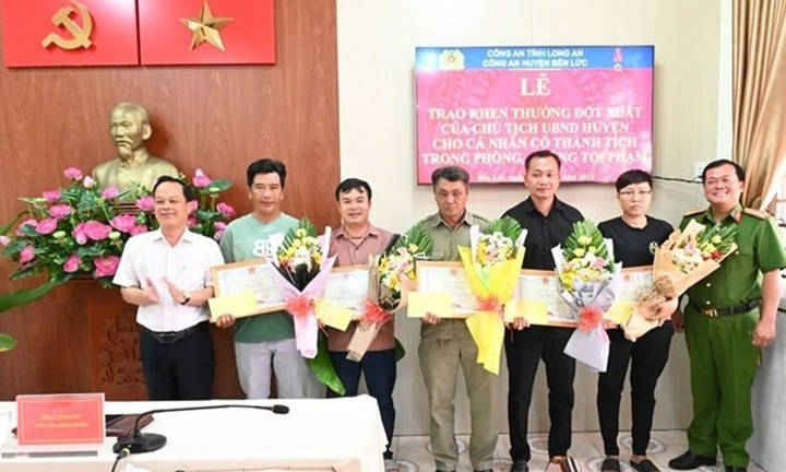 Tin thời sự nóng mới nhất ngày 16/4: 5 người tham gia bắt cướp tiệm vàng ở Long An được thưởng nóng