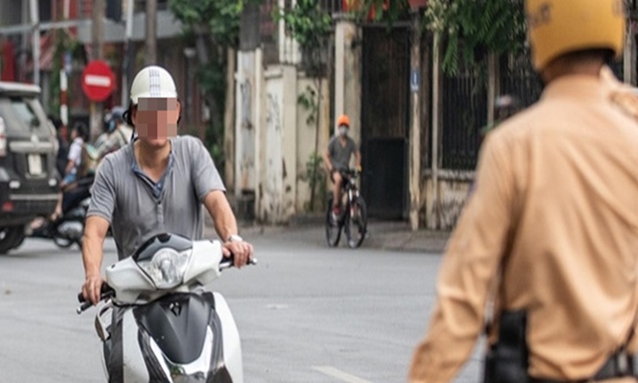 Đội mũ bảo hiểm không cài quai bị phạt bao nhiêu tiền?