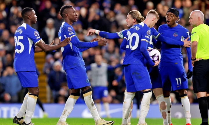 Cầu thủ Chelsea tranh nhau đá phạt đền, HLV Pochettino xấu hổ vì học trò