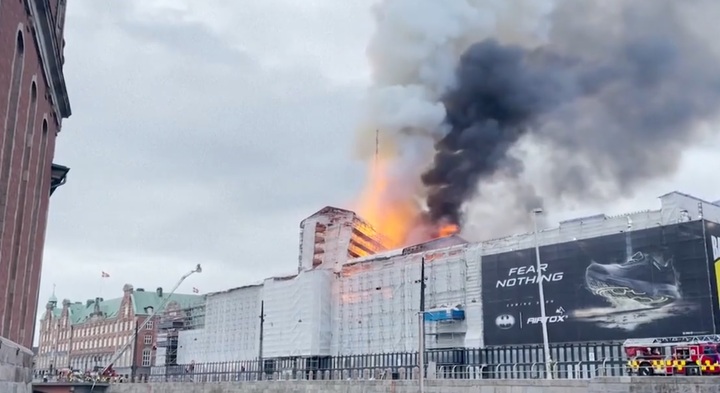 Cháy lớn tại tòa nhà nổi tiếng ở thủ đô Đan Mạch